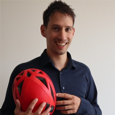 Julien, formateur-consultant PEAK Performance, avec son casque rouge